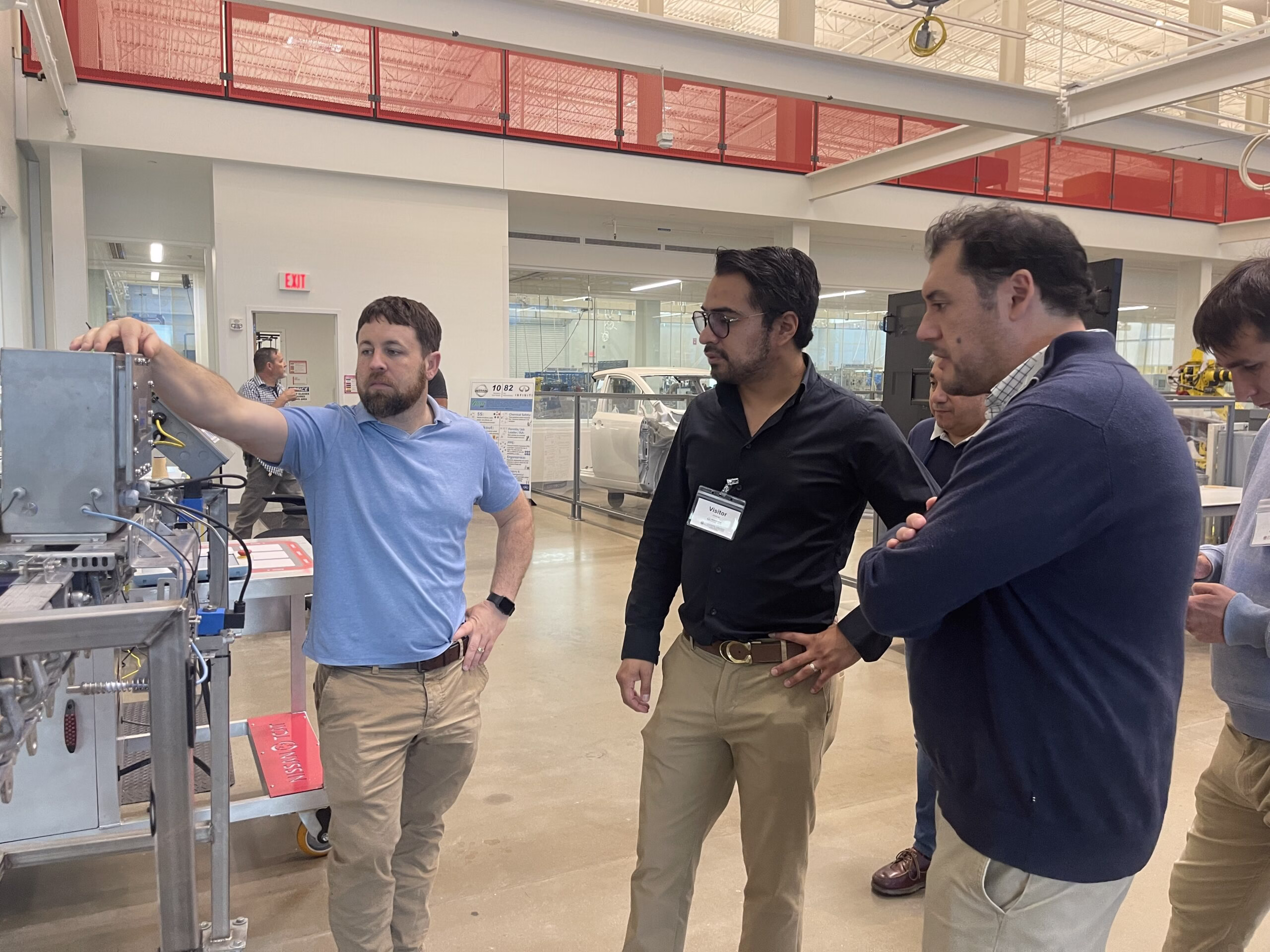 MOCS students viewing conveyor monitor